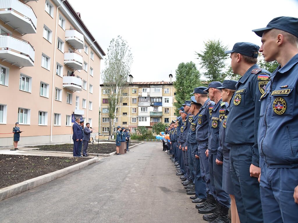 Денис Пушилин вручил ключи от квартир работникам МЧС ДНР | Все о ДНР