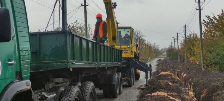 В прифронтовом поселке Луганское продолжается строительство водопровода