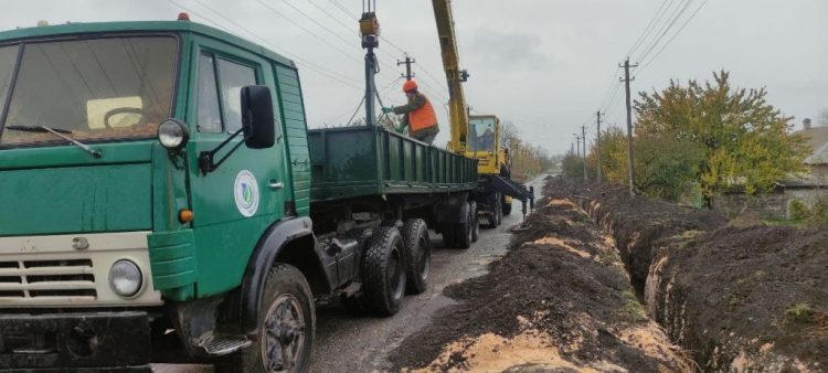 В прифронтовом поселке Луганское продолжается строительство водопровода