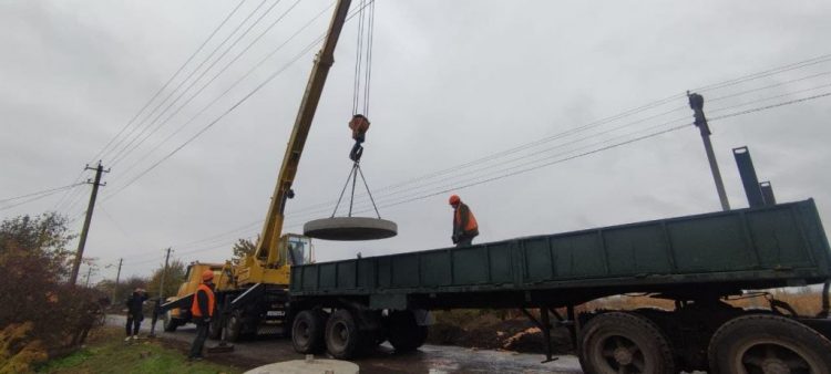 В прифронтовом поселке Луганское продолжается строительство водопровода