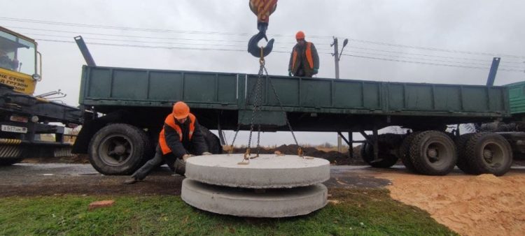 В прифронтовом поселке Луганское продолжается строительство водопровода