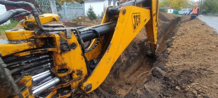 В прифронтовом поселке Луганское продолжается строительство водопровода