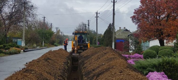 В прифронтовом поселке Луганское продолжается строительство водопровода