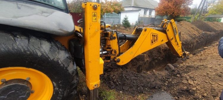 В прифронтовом поселке Луганское продолжается строительство водопровода