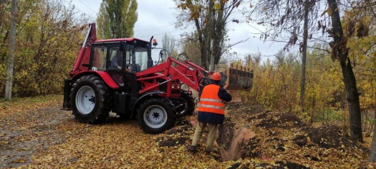 В прифронтовом поселке Луганское продолжается строительство водопровода