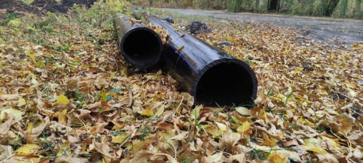 В прифронтовом поселке Луганское продолжается строительство водопровода