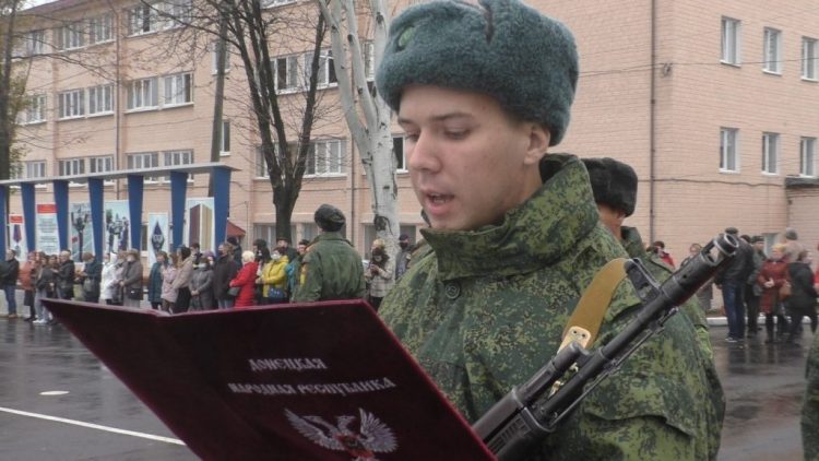 Военнослужащие второго призыва на срочную службу ДНР приняли присягу