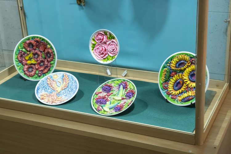 В Донецком краеведческом музее открылась выставка «Природа, застывшая в керамике»