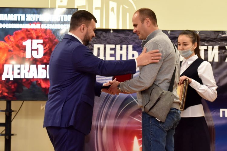 Денис Пушилин присвоил звание Заслуженного журналиста ДНР 15 военкорам (фото + видео)