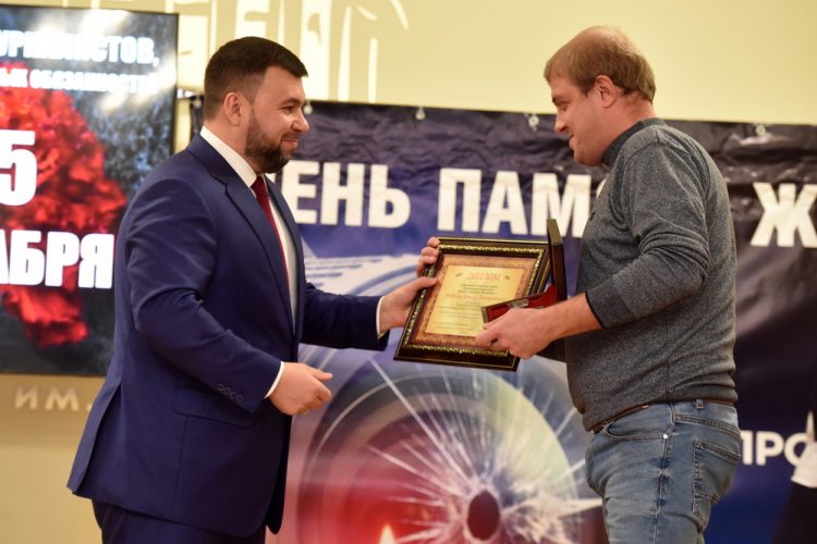 Денис Пушилин присвоил звание Заслуженного журналиста ДНР 15 военкорам (фото + видео)