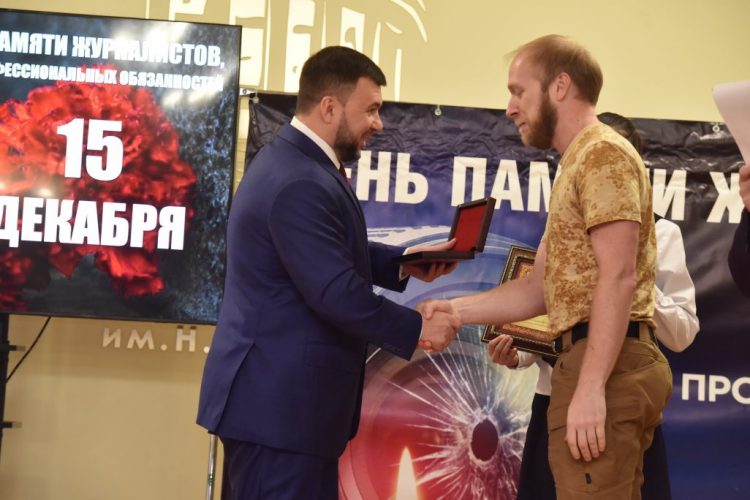 Денис Пушилин присвоил звание Заслуженного журналиста ДНР 15 военкорам (фото + видео)