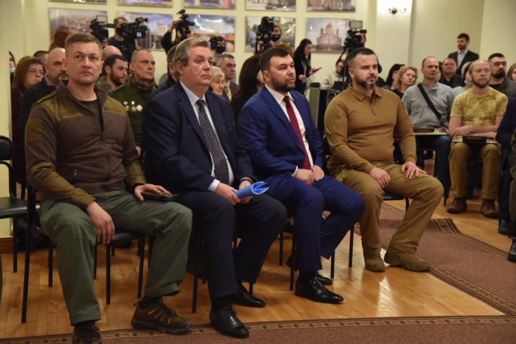 Денис Пушилин присвоил звание Заслуженного журналиста ДНР 15 военкорам (фото + видео)