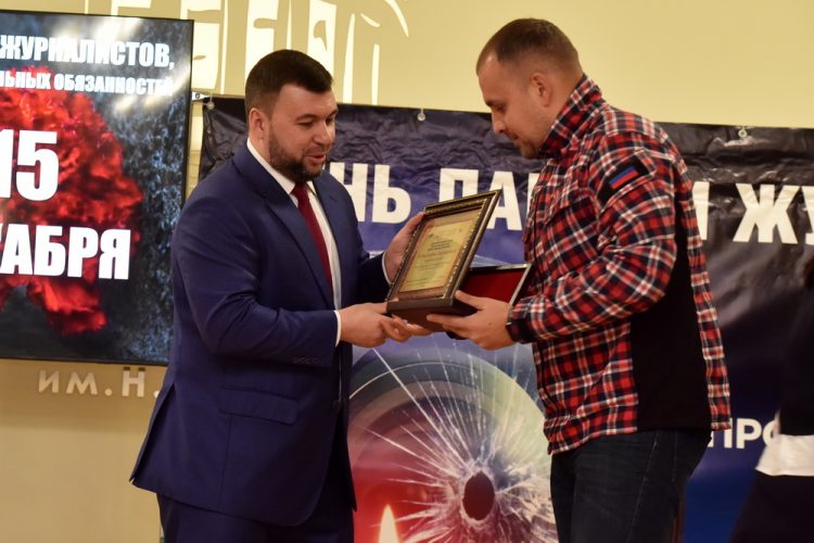 Денис Пушилин присвоил звание Заслуженного журналиста ДНР 15 военкорам (фото + видео)