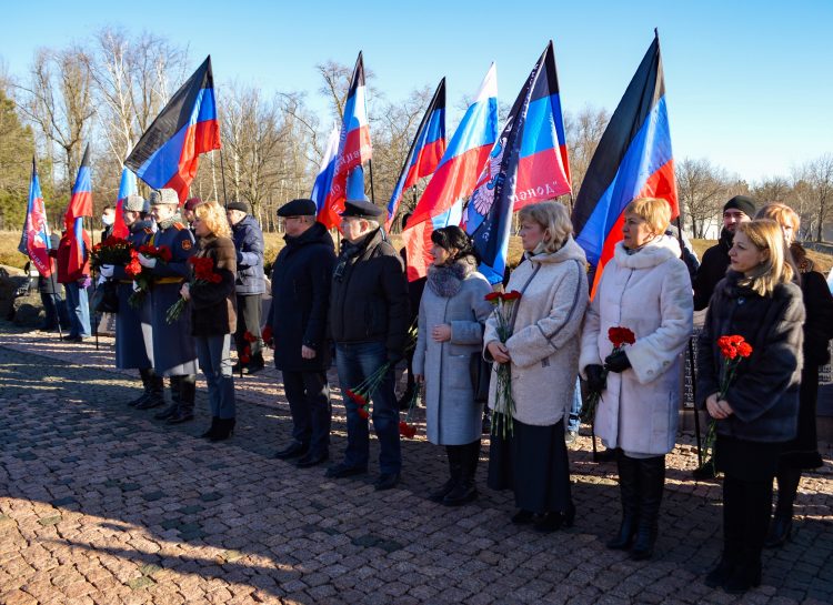 В Донецке возложили цветы к памятнику погибшим воинам-афганцам (фото)
