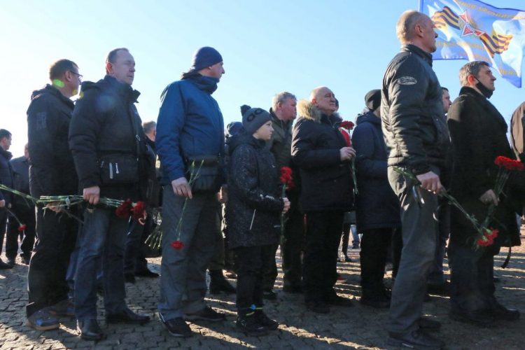 В Донецке возложили цветы к памятнику погибшим воинам-афганцам (фото)