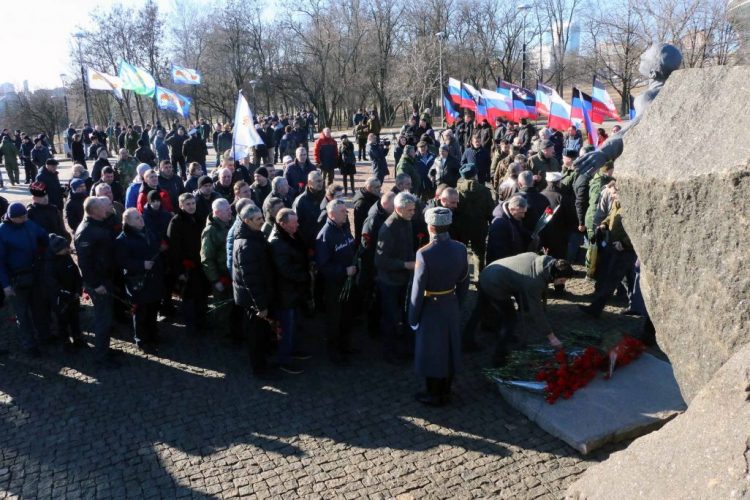 В Донецке возложили цветы к памятнику погибшим воинам-афганцам (фото)