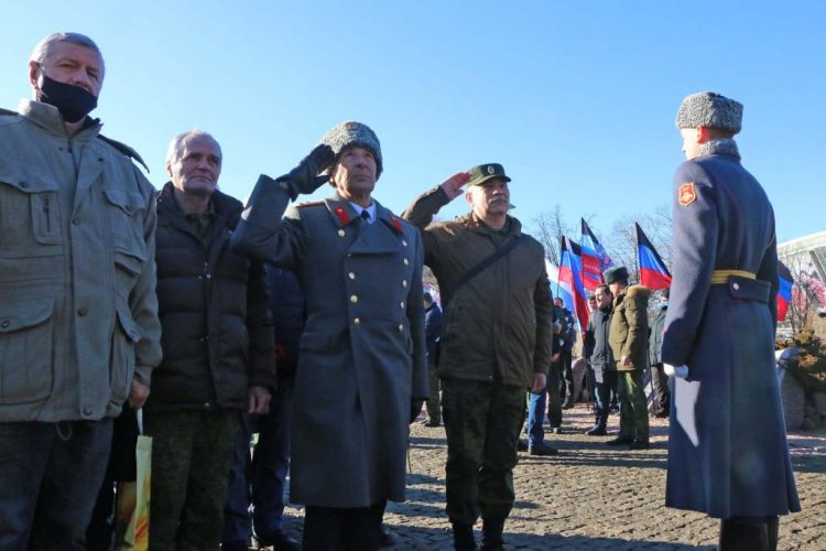 В Донецке возложили цветы к памятнику погибшим воинам-афганцам (фото)