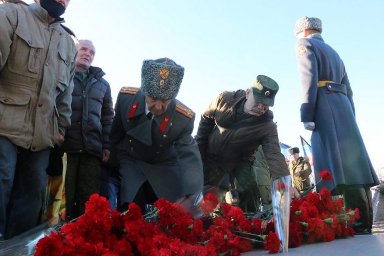 В Донецке возложили цветы к памятнику погибшим воинам-афганцам (фото)