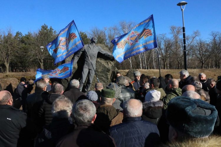 В Донецке возложили цветы к памятнику погибшим воинам-афганцам (фото)