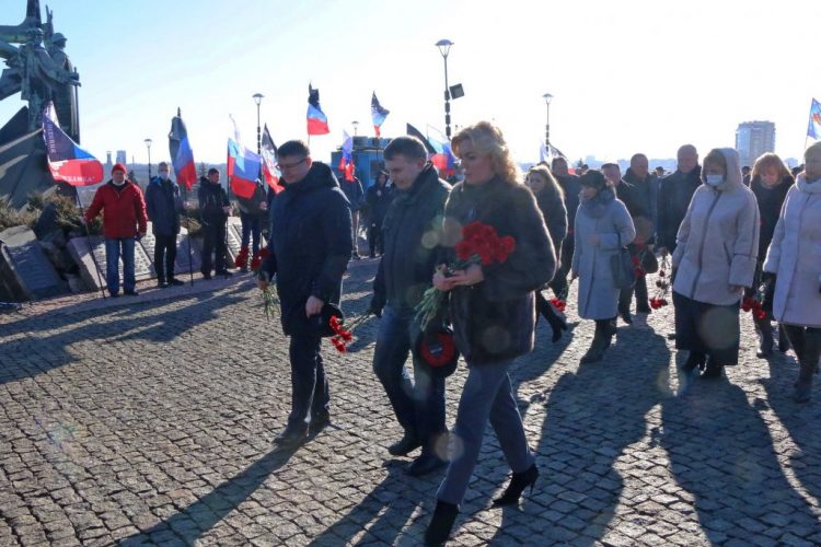 В Донецке возложили цветы к памятнику погибшим воинам-афганцам (фото)