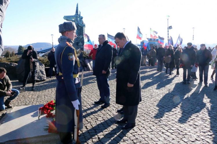 В Донецке возложили цветы к памятнику погибшим воинам-афганцам (фото)