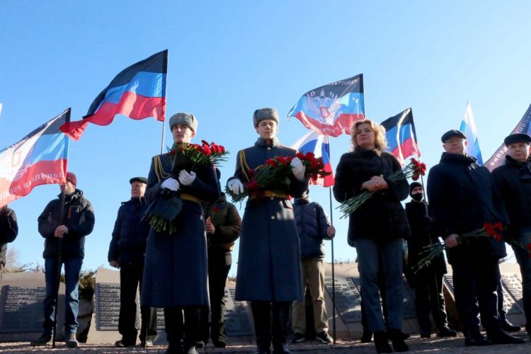 В Донецке возложили цветы к памятнику погибшим воинам-афганцам (фото)