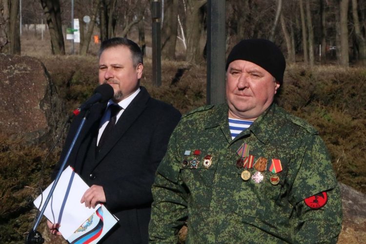 В Донецке возложили цветы к памятнику погибшим воинам-афганцам (фото)