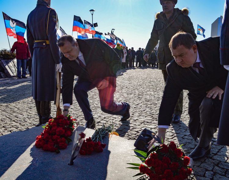 В Донецке возложили цветы к памятнику погибшим воинам-афганцам (фото)
