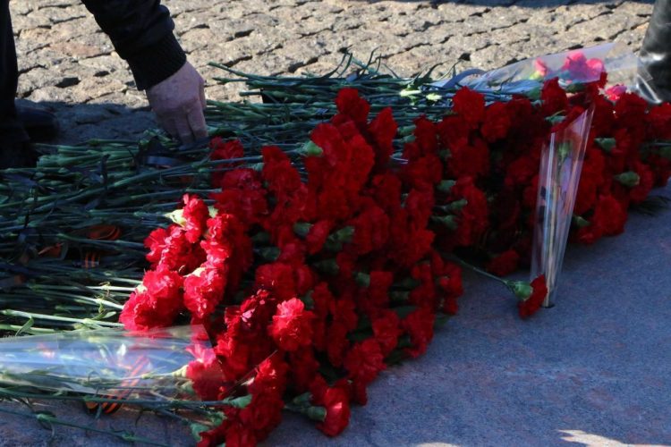 В Донецке возложили цветы к памятнику погибшим воинам-афганцам (фото)