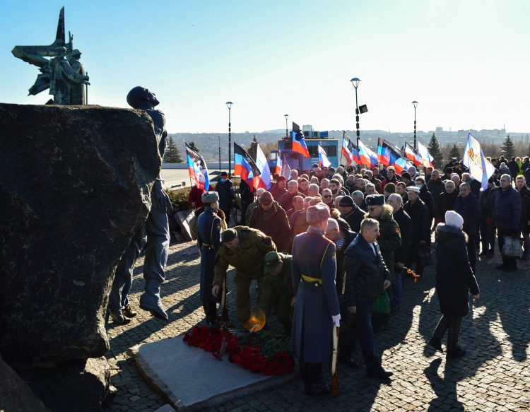 В Донецке возложили цветы к памятнику погибшим воинам-афганцам (фото)