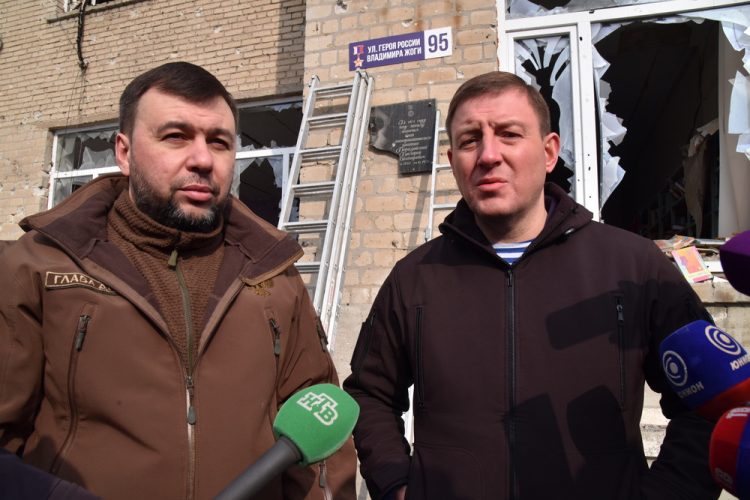 Денис Пушилин и представители «Единой России» посетили освобожденную Волноваху