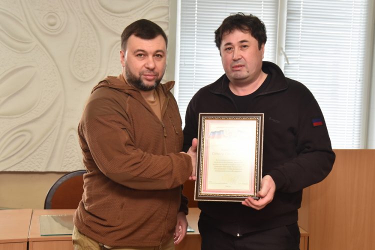 Глава Республики вручил благодарности российским врачам-волонтерам