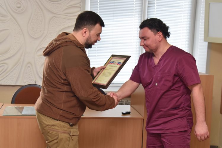 Глава Республики вручил благодарности российским врачам-волонтерам