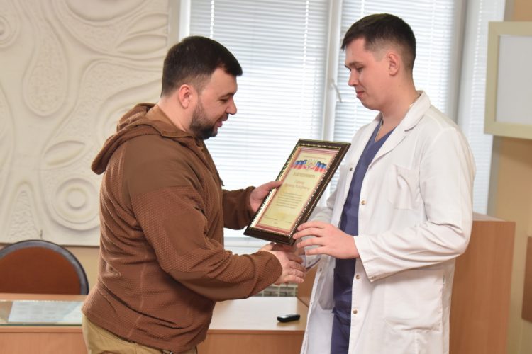 Глава Республики вручил благодарности российским врачам-волонтерам