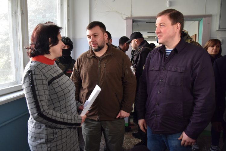 Денис Пушилин и Андрей Турчак пообщались с учениками и педагогами одной из мариупольских школ