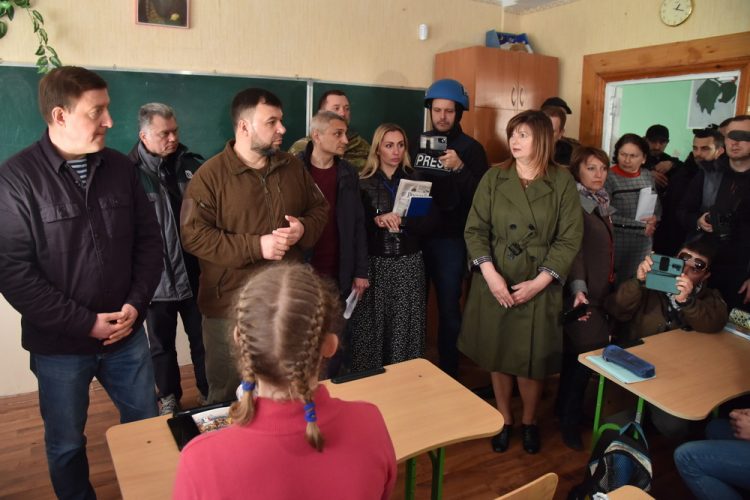 Денис Пушилин и Андрей Турчак пообщались с учениками и педагогами одной из мариупольских школ