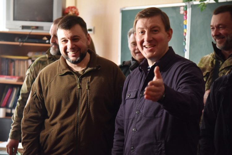 Денис Пушилин и Андрей Турчак пообщались с учениками и педагогами одной из мариупольских школ