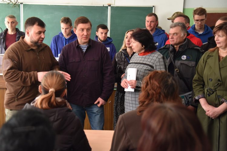 Денис Пушилин и Андрей Турчак пообщались с учениками и педагогами одной из мариупольских школ