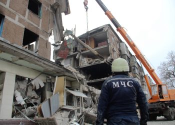 В Мариуполе сотрудники МЧС ДНР разбирают завалы в жилых кварталах
