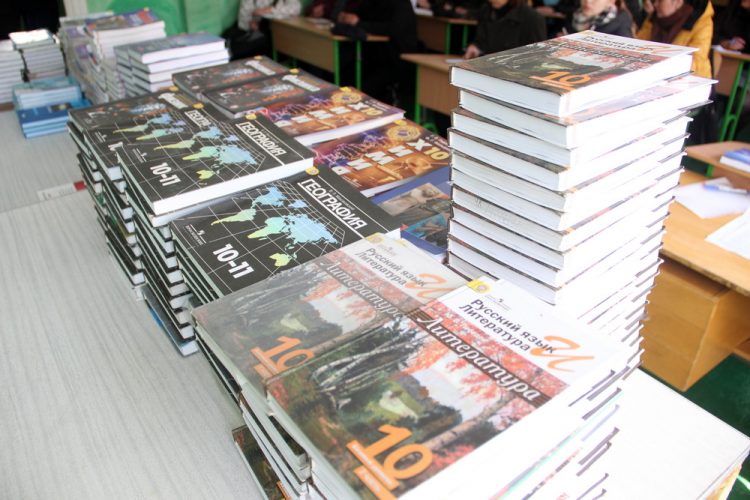 Денис Пушилин и Андрей Турчак пообщались с учениками и педагогами одной из мариупольских школ