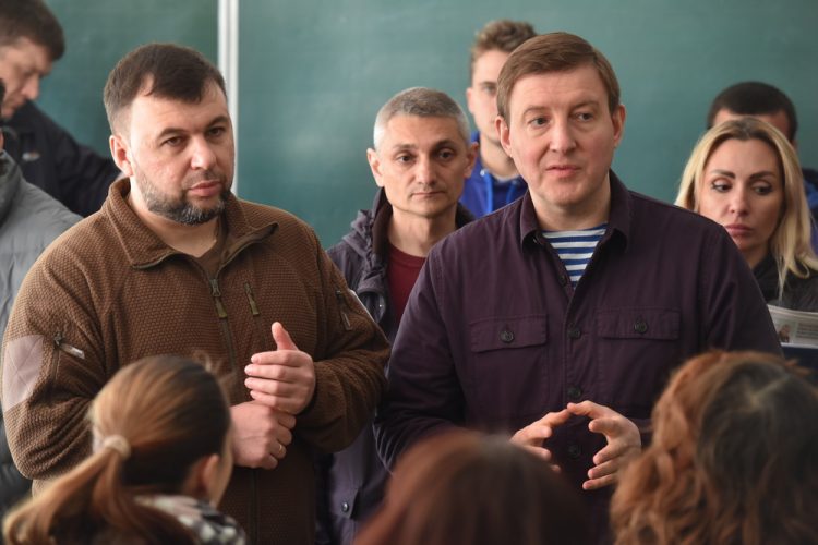 Денис Пушилин и Андрей Турчак пообщались с учениками и педагогами одной из мариупольских школ