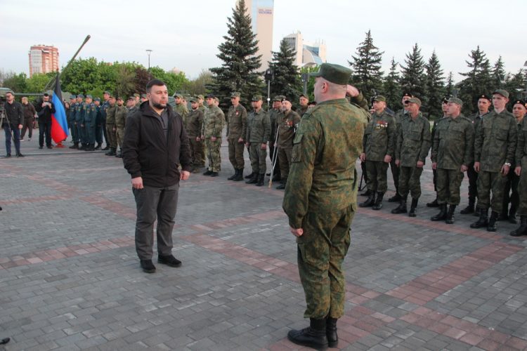 Денис Пушилин и Андрей Турчак вручили награды освободителям Мариуполя
