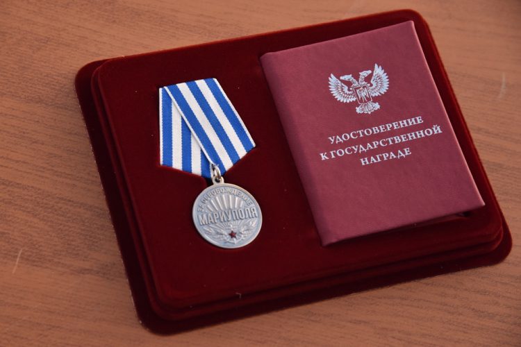 Денис Пушилин и Андрей Турчак вручили награды освободителям Мариуполя
