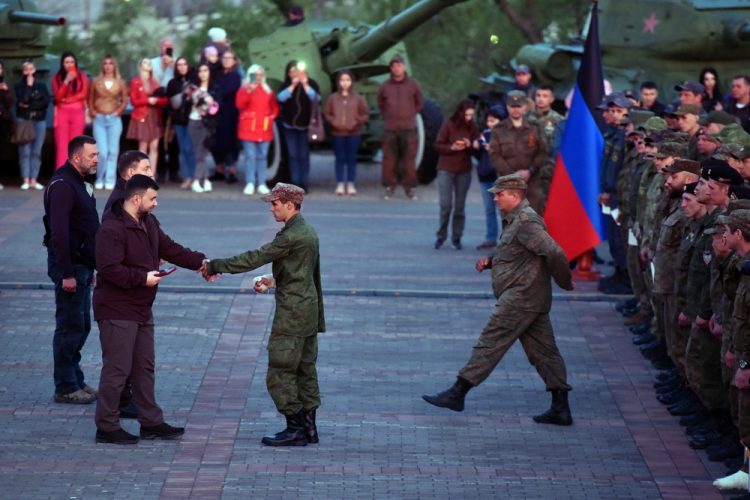 Денис Пушилин и Андрей Турчак вручили награды освободителям Мариуполя