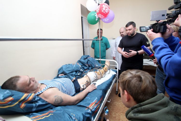 «Горжусь, что у нас есть такие ребята»: Денис Пушилин навестил раненых военнослужащих