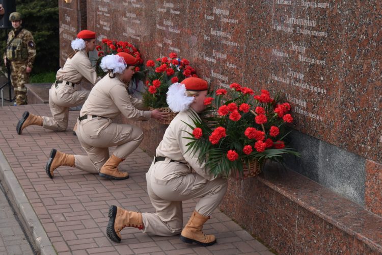 В Мариуполе открыли памятник бабушке со Знаменем Победы