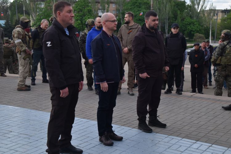 В Мариуполе открыли памятник бабушке со Знаменем Победы