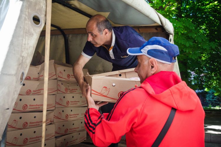 В ДНР передали 18 тонн замороженной курятины из Новосибирска