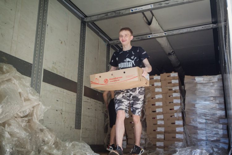 В ДНР передали 18 тонн замороженной курятины из Новосибирска