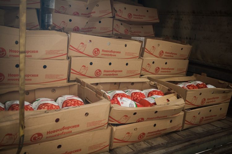 В ДНР передали 18 тонн замороженной курятины из Новосибирска